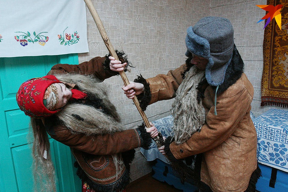 В деревне Семежево Копыльского района Дед и Баба могли и побиться - но только в рамках обряда. Фото: Татьяна КУХАРОНАК