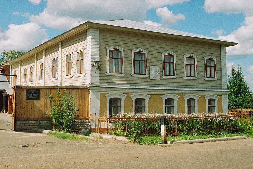 Половина дома-музея Бакулева выполнена в камне, половина деревом. Но до сих пор в доме сохранили убранство тех лет. Фото: visitkirov.ru
