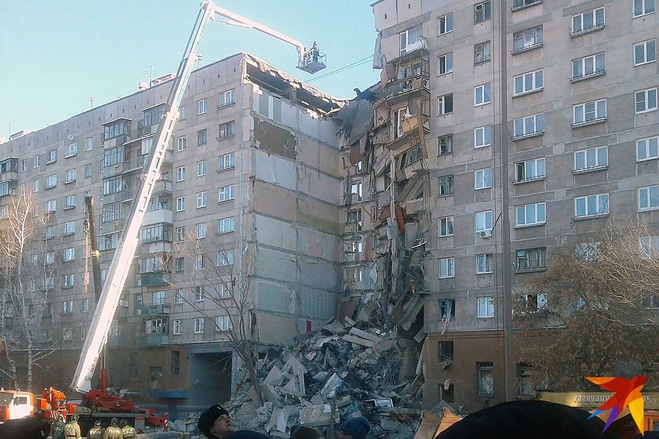 Работы на месте завалов продолжаются уже больше 13 часов. Фото: Сергей Чуфаров, Евгений Чуфаров