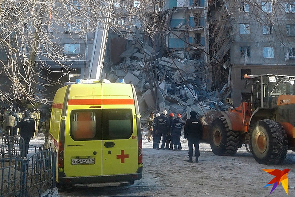 На месте работают 1 500 сотрудников экстренных служб. Фото: Сергей Чуфаров, Евгений Чуфаров