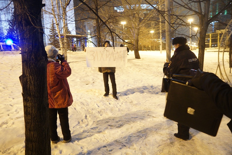 Вечером в сквер пришли стронники храма и защитники сквера Фото: Алексей БУЛАТОВ