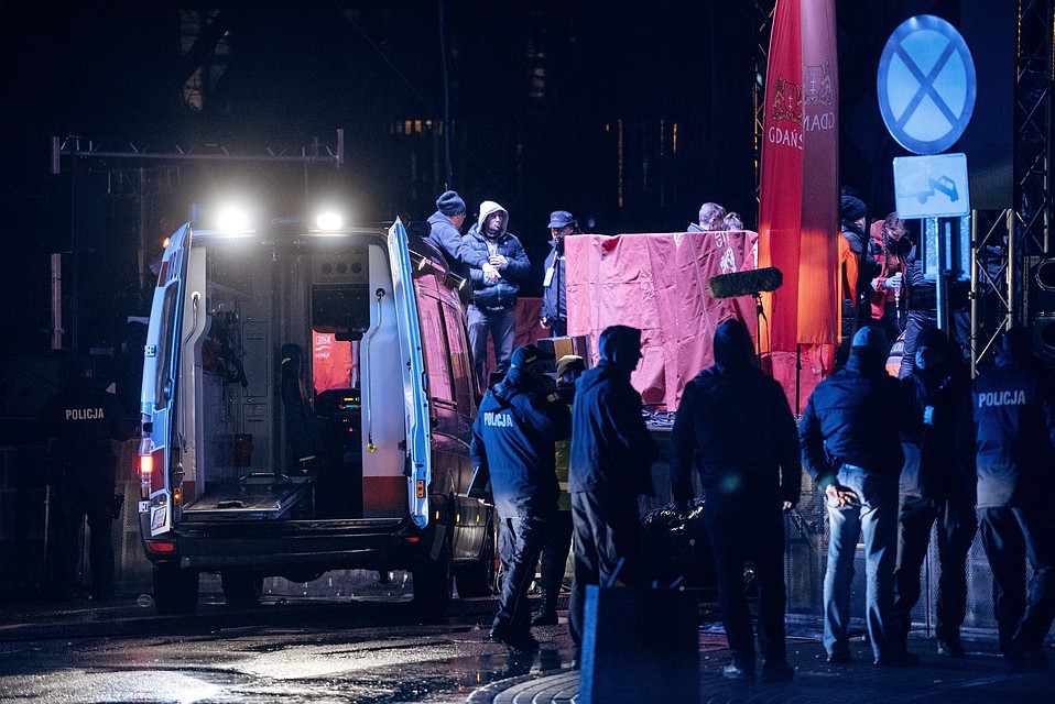 Медики долго проводили реанимационные мероприятия Адамовичу на сцене Фото: REUTERS