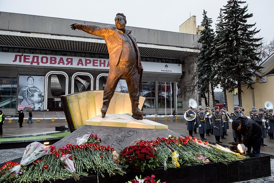 Памятник легендарному хоккеисту открыли в день его 100-летия.