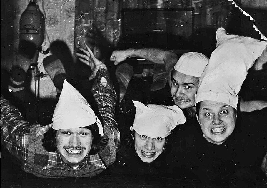 Виктор Цой и Антон Галин (внизу в центре) дружили с 1979 года. Фото: Личный архив