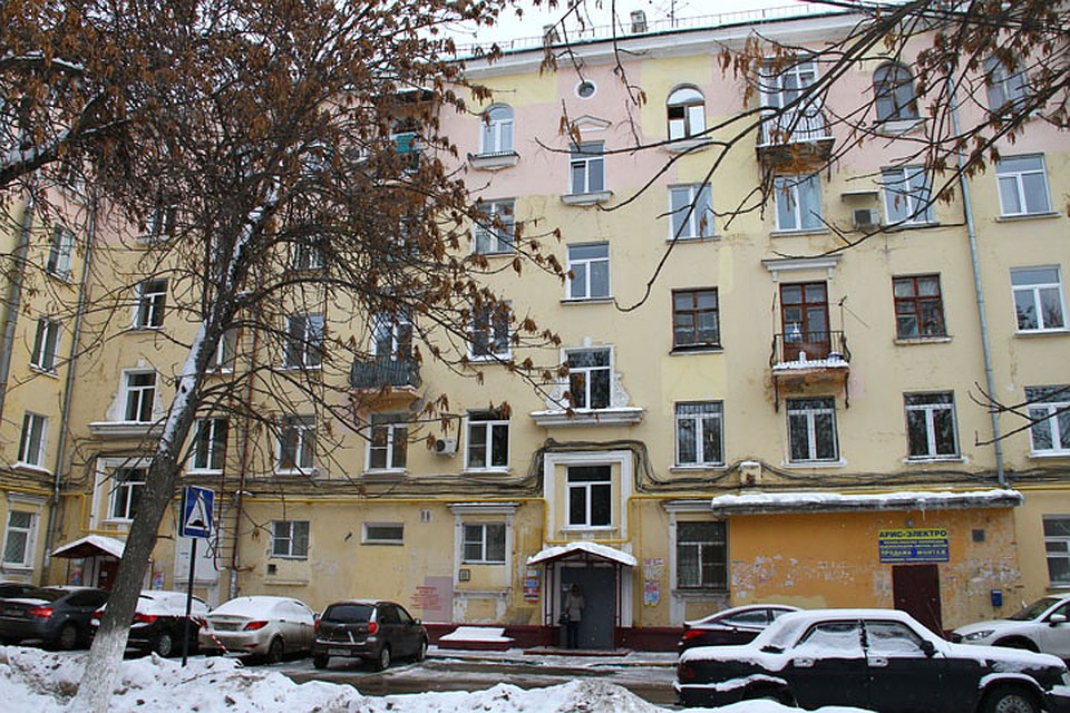 В старенькой пятиэтажке на улице Краснодонцев каждая собака знает, что здесь жил тот самый Дмитрий Макаров. Фото: Роман ИГНАТЬЕВ