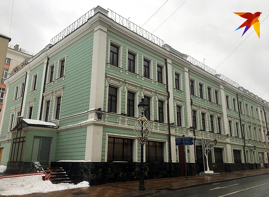 Трехэтажный дом Булошникова с мансардой находится по соседству с Театром имени Маяковского Фото: Александр РОГОЗА