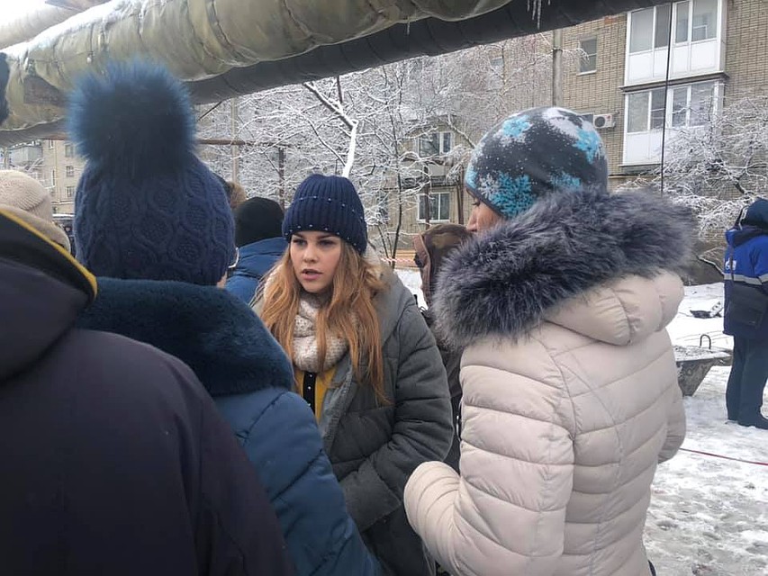 Самих владельцев квартир подъезда, в котором нельзя пока жить, пускают в сопровождении спасателей на несколько минут - забрать необходимые вещи. Фото: Ольга ГОПАЛО