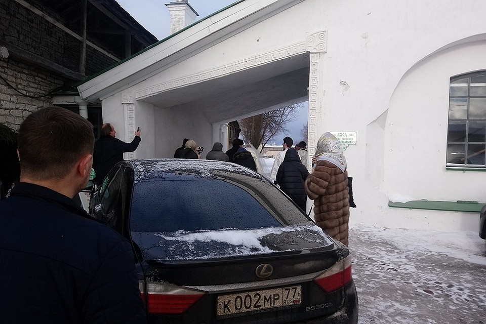 20 января на легковом автомобиле супруги Андрей Кончаловский и Юлия Высоцкая подъехали к Троицкому собору в Пскове. Здесь спустя 20 лет брака они решили обвенчаться. Фото: ПЛН.