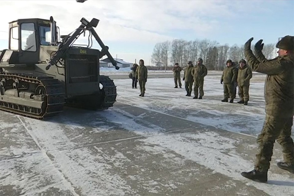 В Хабаровском крае военные летчики провели уникальную операцию по доставке двадцатитонного бульдозера на Бурею Фото: Пресс-служба Восточного военного округа Минобороны России