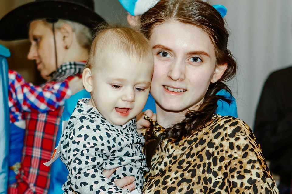 11-месячная Ева в леопардовом одеянии стала такой же быстрой, как этот зверь. Фото: Надежда Пархоменко.