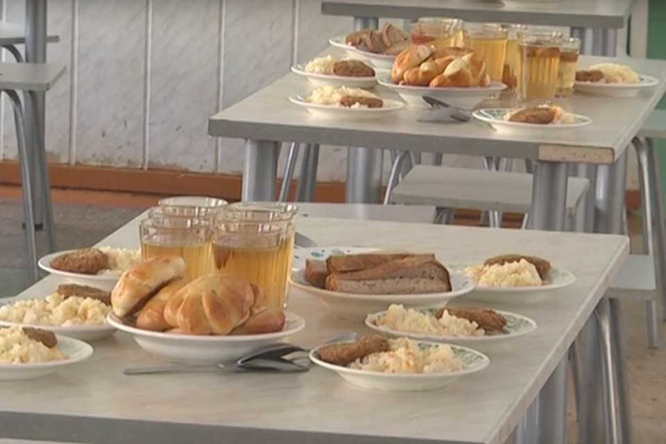 На обед в юргинской школе давали рис с овощами, куриную котлету, булочку и компот.Фото: кадр видео ЮТВ.