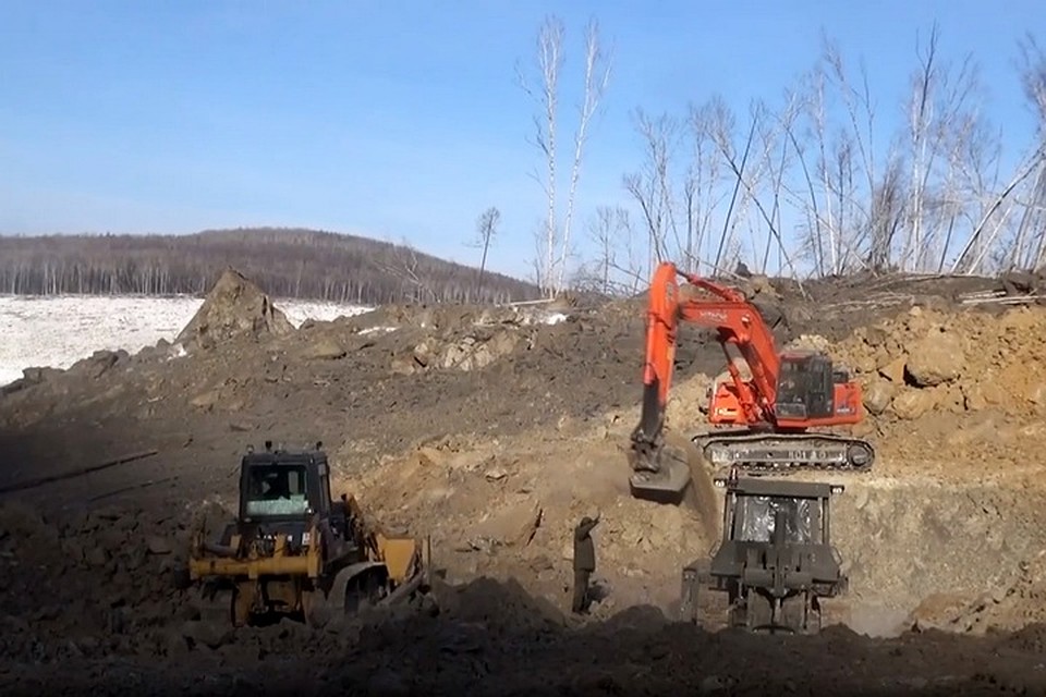На месте обвала работают экскаватор и два бульдозера Фото: Пресс-служба Восточного военного округа Минобороны России