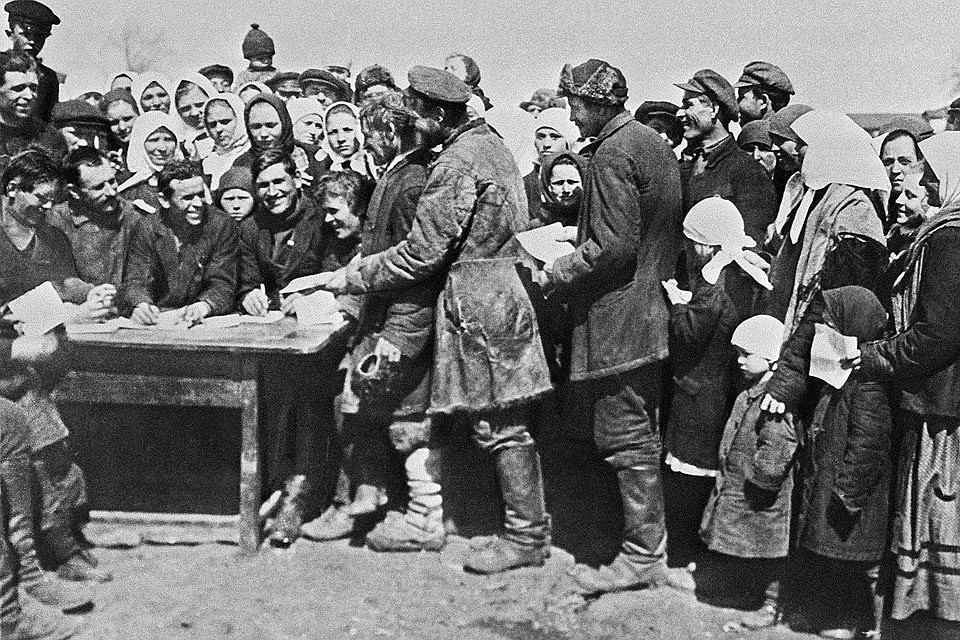 Крестьяне подают заявления о вступлении в колхоз, 1930 год. Репродукция Фотохроники ТАСС.