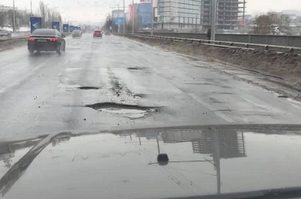 Водителям нужно быть очень внимательными, чтобы не угодить в яму. Фото: facebook.com/bagasmihail
