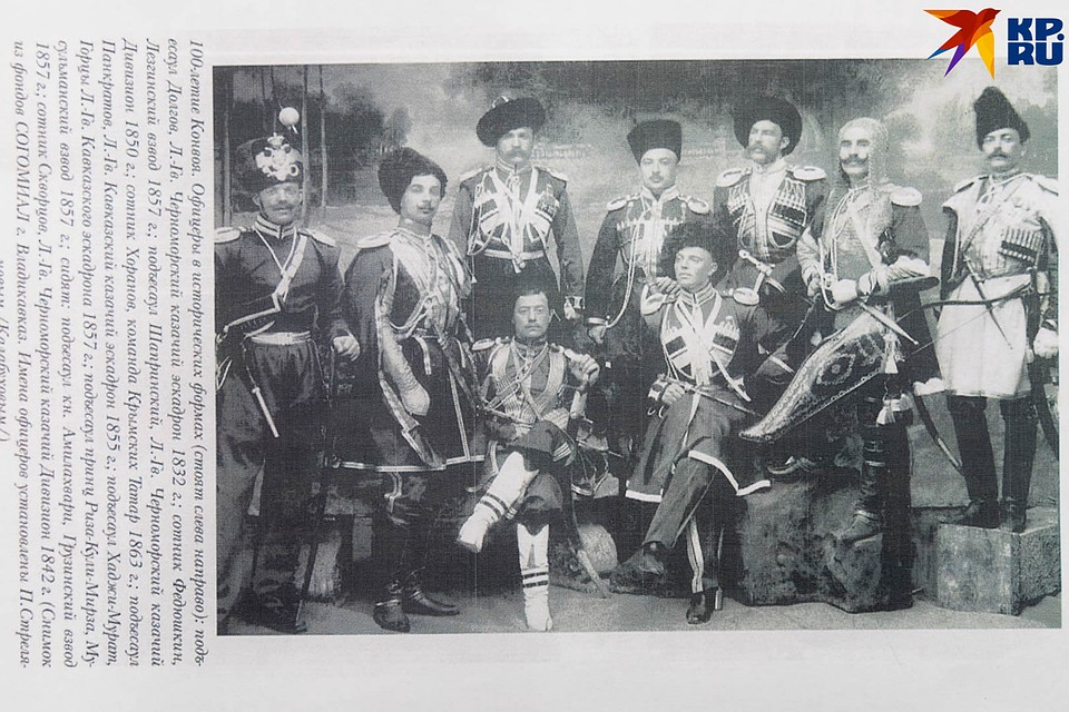 Второй слева - казак Федюшкин Фото: Дмитрий АХМАДУЛЛИН