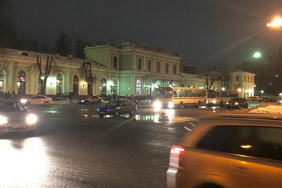 "Ласточка" в Псков прибыла в 2.10 из-за поломки. В это время автобусы обычно уже не ходят. Фото предоставлено очевидцами.