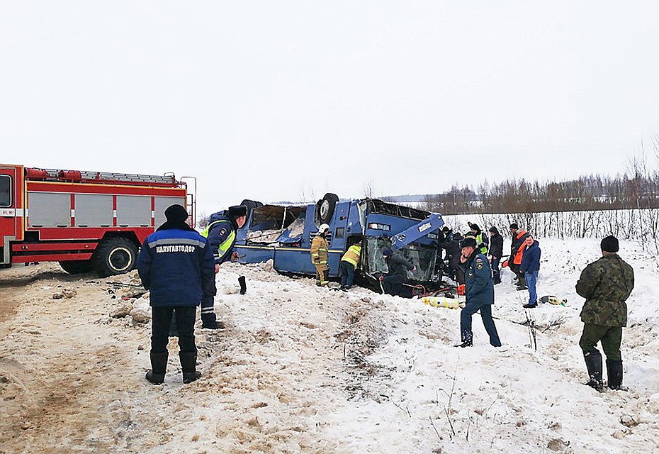 Последствия страшной аварии, которая произошла утром воскресенье , 3 февраля, в Калужской области до сих пор устраняют сотрудники МЧС Фото: ТАСС