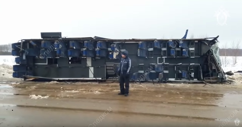 По предварительной информации, водитель не справился с управлением на скользкой дороге