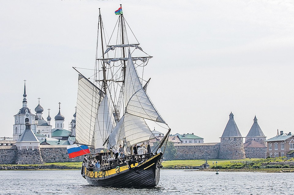 Копия шхуны петровских времен на Соловках. Фото Александра Алякринского
