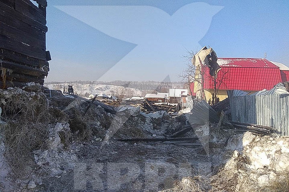 На месте пожара очень сильно пахнет дымом Фото: Екатерина БОРМОТОВА
