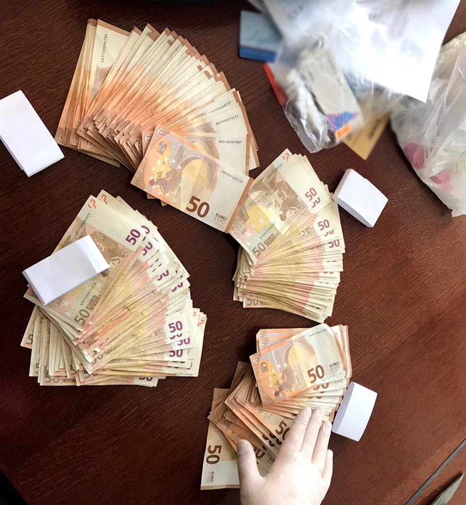 По версии следователей, в прошлом году директор неоднократно получал взятки от представителей коммерческих фирм «за решение вопросов, входящих в его компетенцию». Фото: МВД РБ.