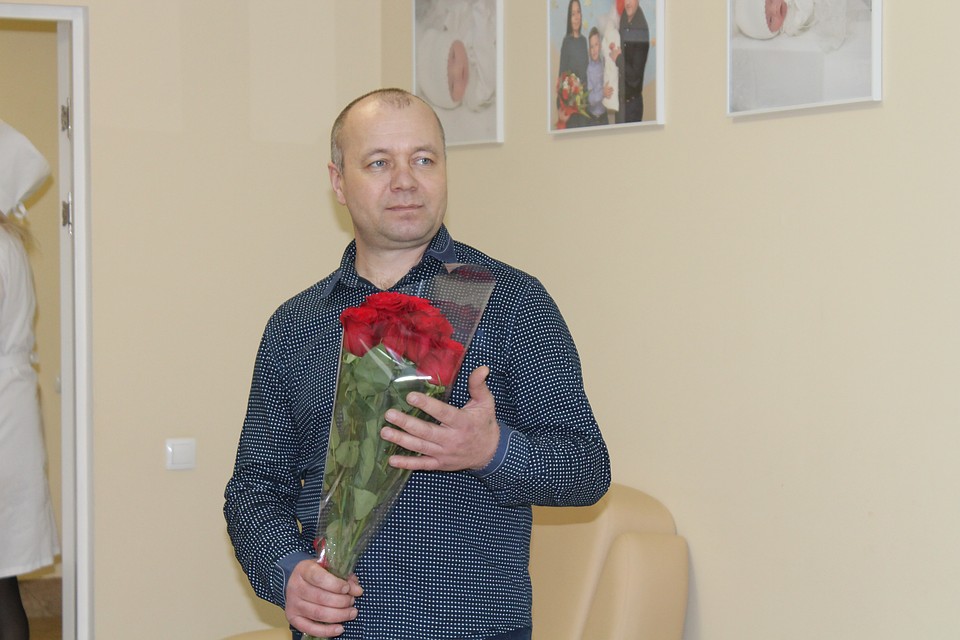 На выписке многодетный отец не могу скрыть волнения Фото: Вера ЦЫГАНКОВА