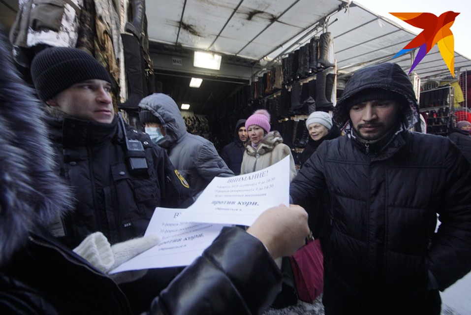 Медики лично ходили по рынку и звали торговцев на вакцинацию в прививочный кабинет. Фото: Алексей БУЛАТОВ