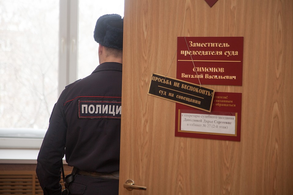 В Индустриальном суде избирали меру пресечения подозреваемых в афере с квартирой 90-летнего ветерана Фото: Николай ОБЕРЕМЧЕНКО