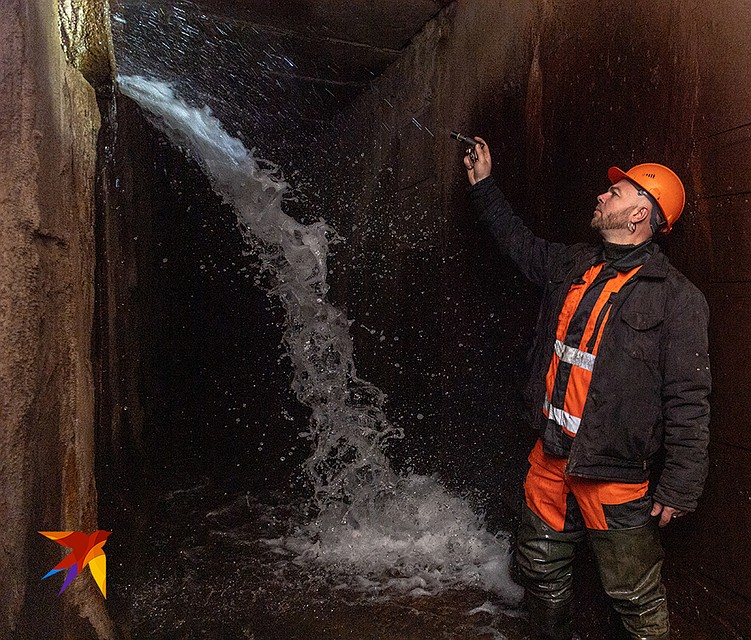 Ядовитый водопад - это "привет" от АЗС, вся эта гадость попадает в итоге в реку. Фото: Михаил ФРОЛОВ
