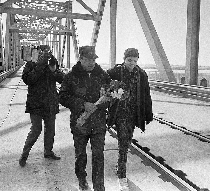1989 год. Генерал-лейтенант Борис Громов и его сын Максим покидают Афганистан. ФОТО Ходжаев И., Юсупов Борис/Фотохроника ТАСС