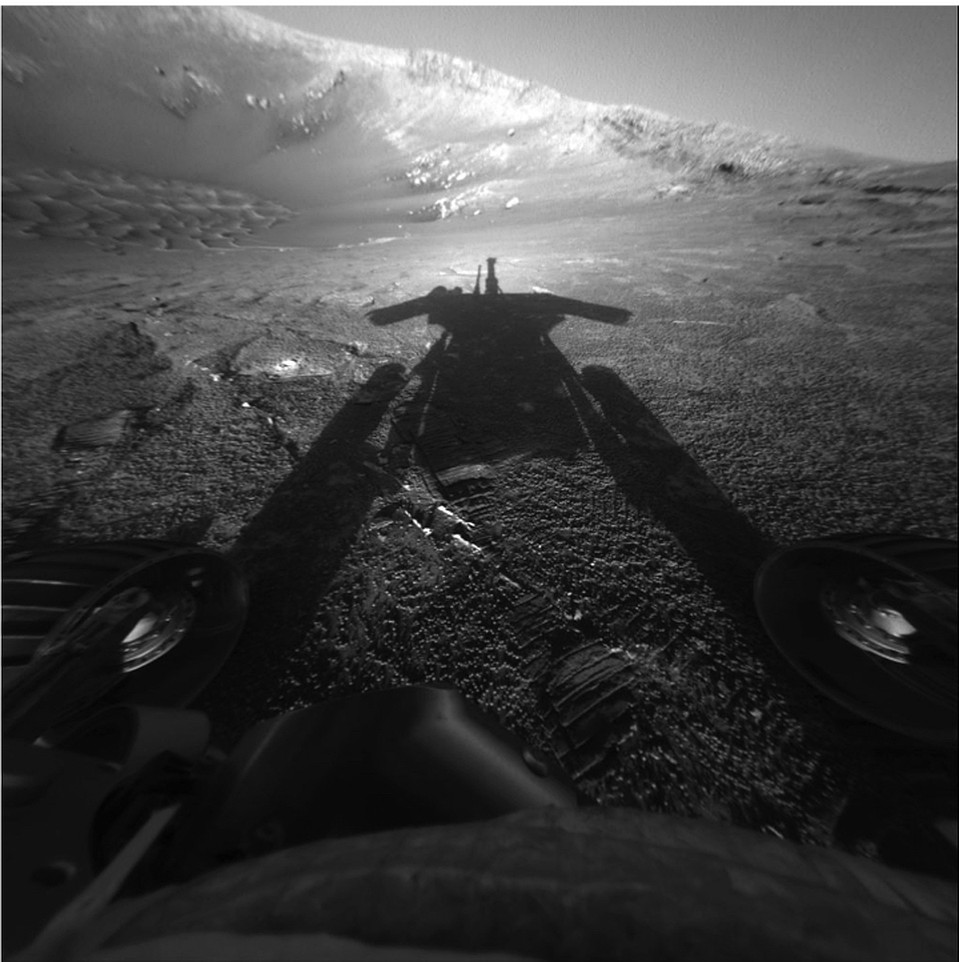 В день прибытия на Марс Opportunity снял собственную тень.