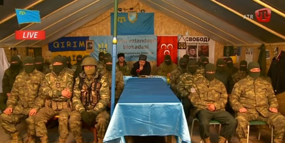 Штаб "гражданской блокады Крыма" в марте 2016 года. Ислямов - за столом в центре. Фото: скриншот с видеозаписи
