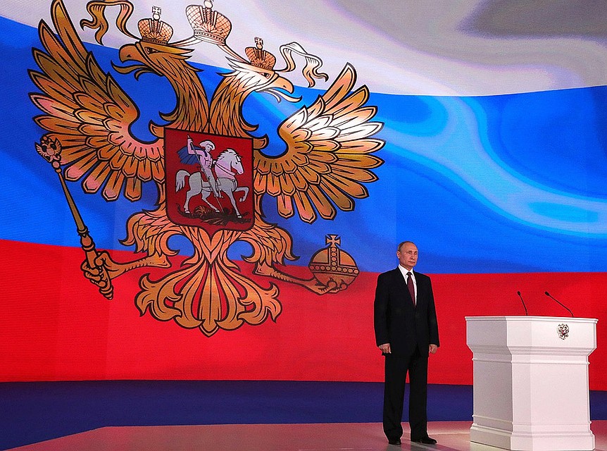Владимир Путин во время исполнения Гимна России после оглашения Послания Федеральному собранию в 2018 году. Фото Алексей Никольский Zuma/TASS.
