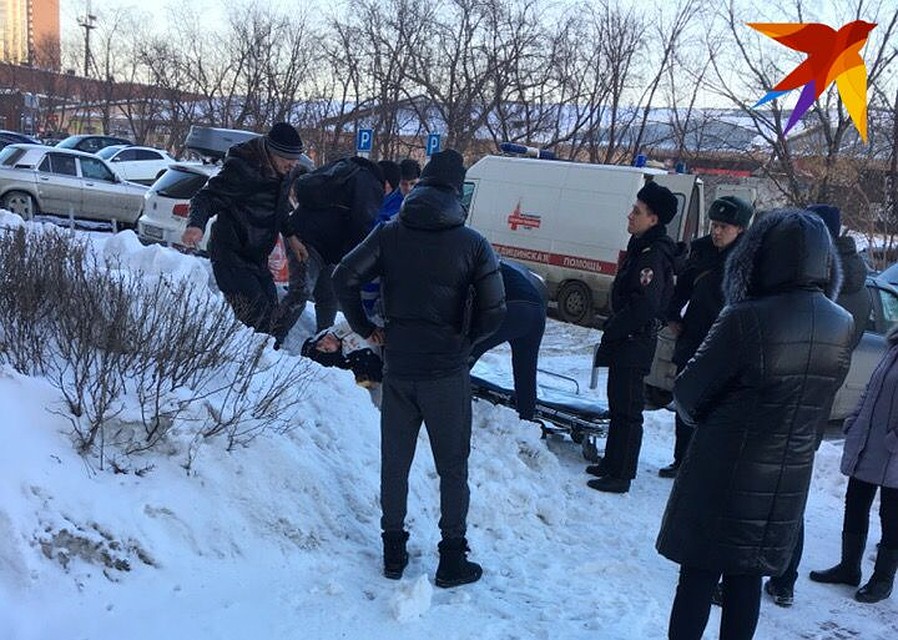 Сейчас полиция разбирается, сам мужчина выпал, или кто-то его вытолкнул. Фото: читатели «КП-Екатеринбург»