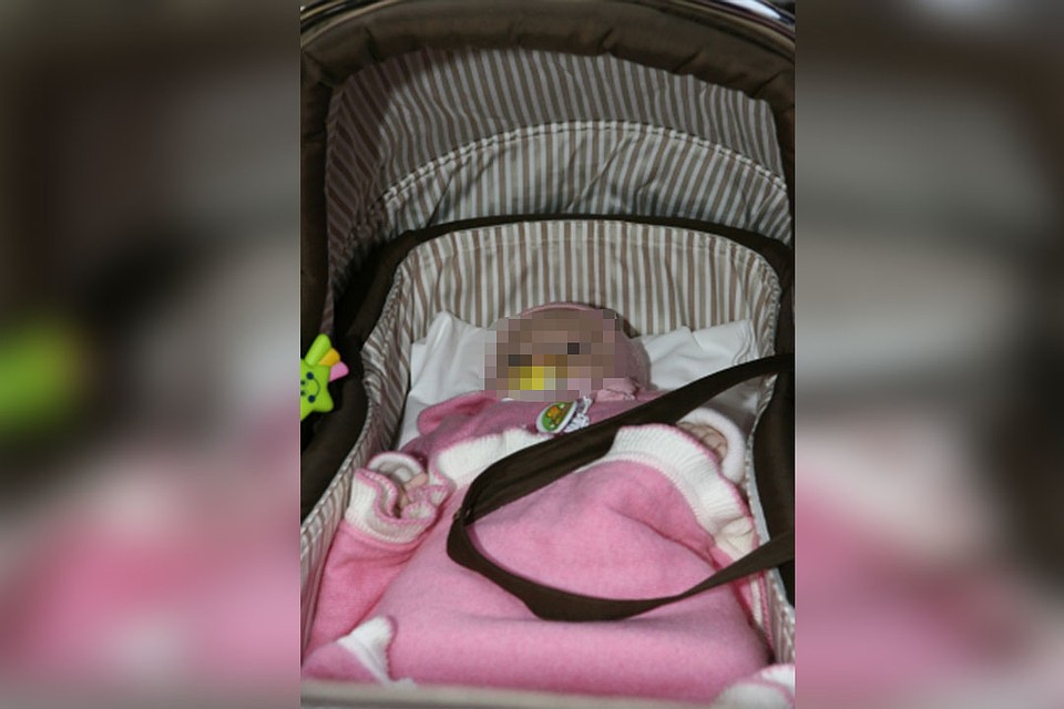 Соседи утверждают, что раньше мама постоянно гуляла с дочкой, а в последнее время все чаще отлучалась из дома Фото: Марина ВОЛОСЕВИЧ