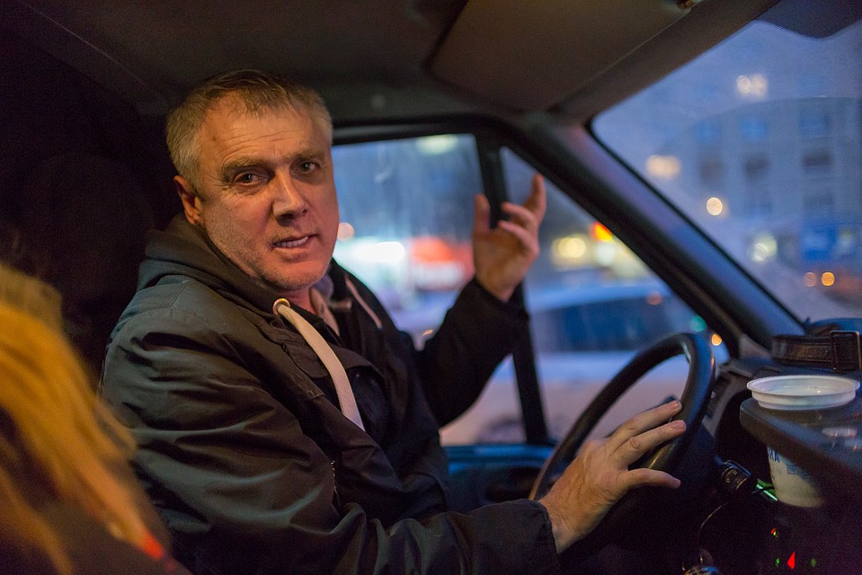 Магомед мечтает сменить руль на микрофон. Фото: Валерий ЗВОНАРЕВ
