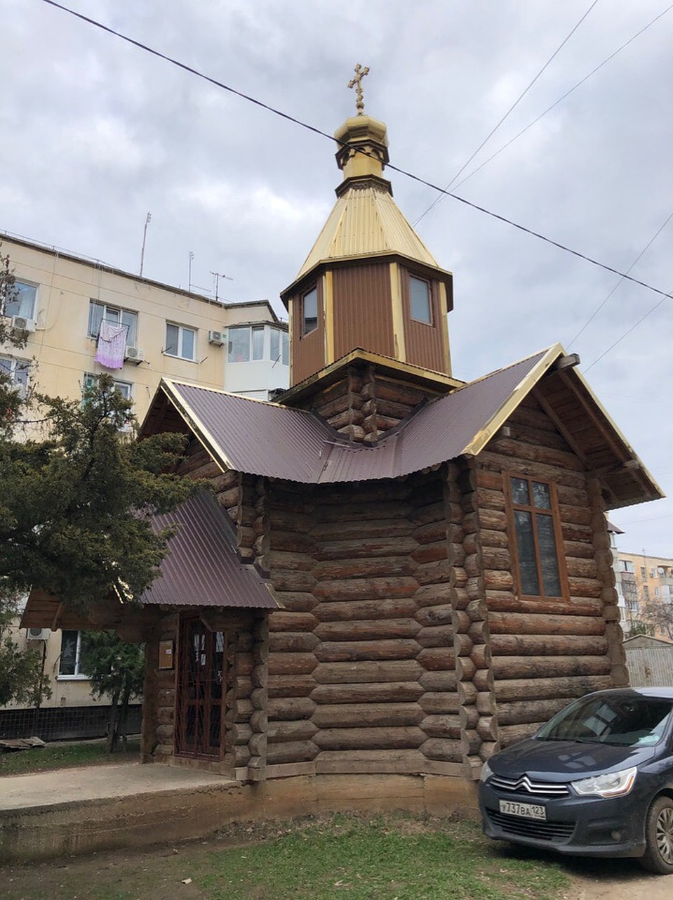 Крошечное деревянное строение зажато между многоэтажками Фото: София ЯКУБОВА