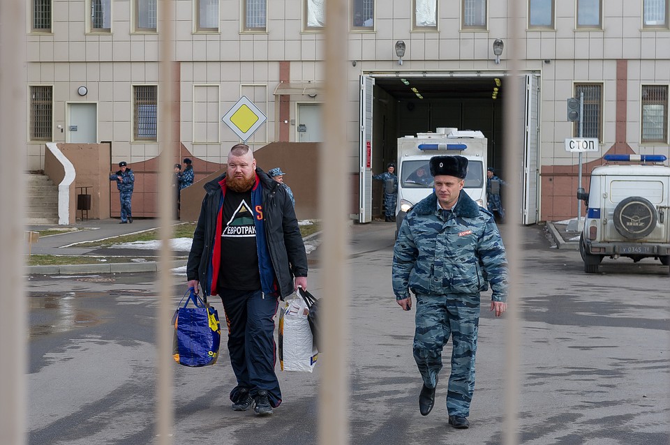 У ворот Дацика уже ждали друзья и журналисты. Фото: Олег ЗОЛОТО