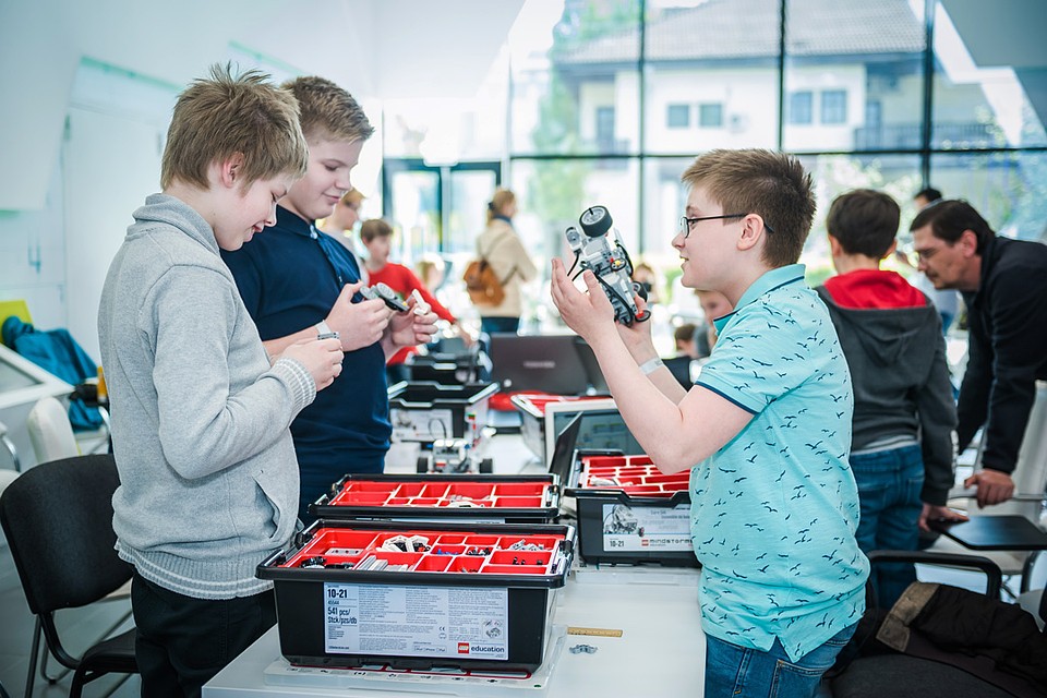 Обучение ведется на образовательных наборах LEGO Education.