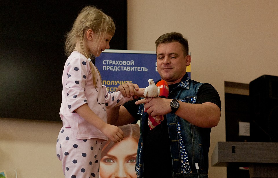 Иллюзионист Александр Флегонтов дал детям почувствовать себя волшебниками Фото: Марина КАЛИНИНА