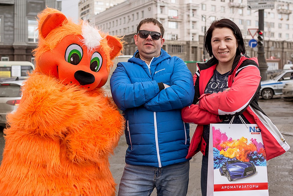 Челябинских автомобилисток поздравили с 8 Марта Фото: Валентина ВАГАНОВА