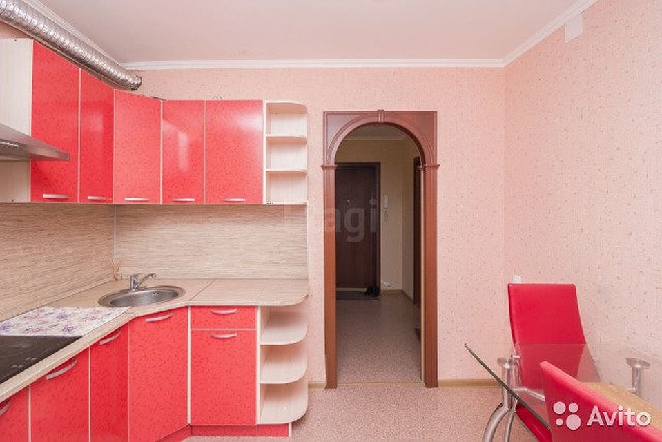 Квартира с коралловой кухней и пастельными лиловыми обоями. Фото с сайта Avito.ru