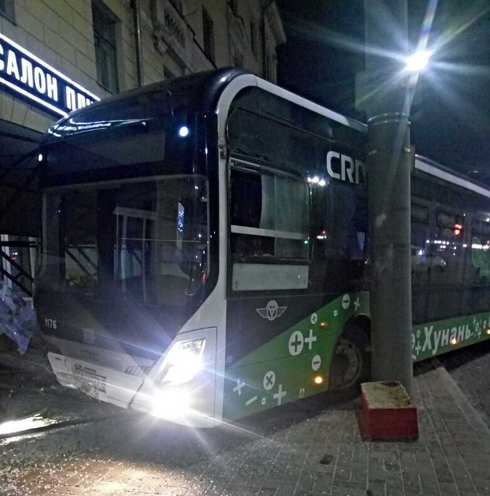Вероятно, в электробусе заклинило рулевое управление и колеса остались вывернутыми. Фото: Павел Яцковский, сообщество МОГИЛЕВ Live, ok.ru.