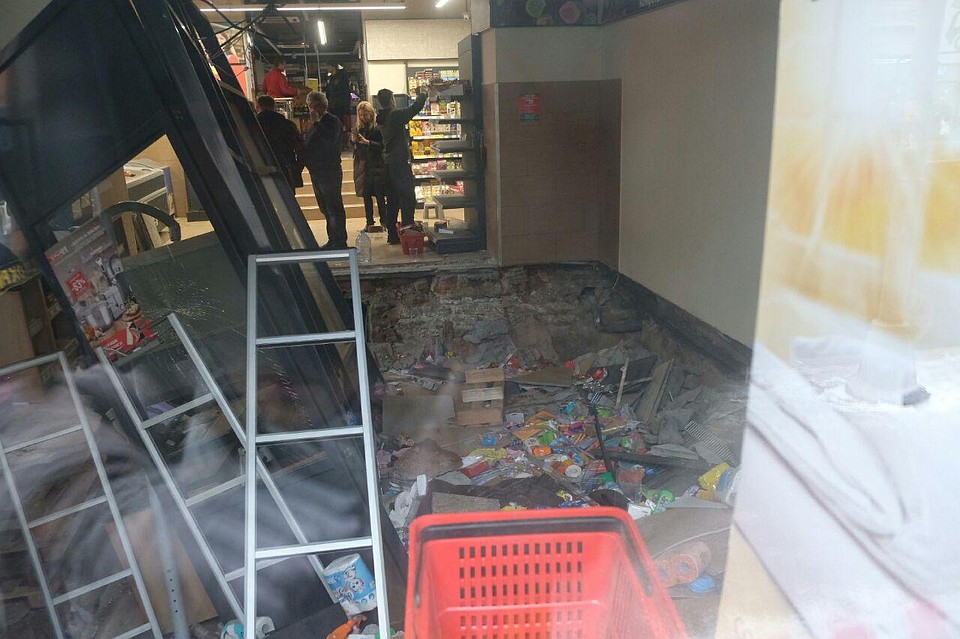 Пол в магазине на Петроградке обрушился на площади 20 кв метров Фото: Артем КИЛЬКИН