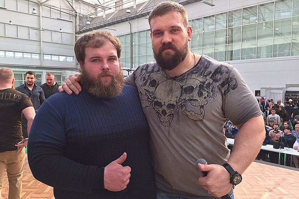 Победитель чемпионата по мужским пощечинам Камоцкий Василий и Кирилл Сарычев. Фото: предоставлено организаторами Siberian Power Show
