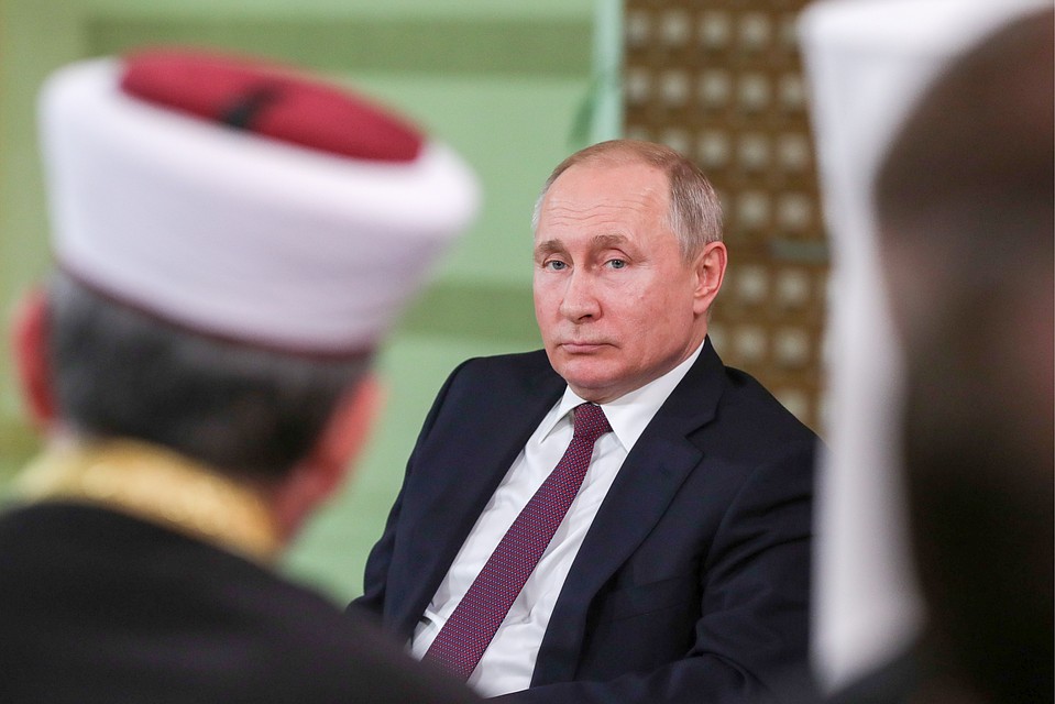 Владимир Путин во время встречи с представителями общественности Республики Крым и Севастополя на территории Крымской республиканской универсальной научной библиотеки имени И. Франко. Фото Михаил Климентьев/пресс-служба президента РФ/ТАСС