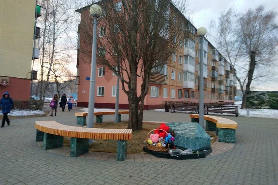К памятному камню вновь несут цветы. Фото: Полина ПРИЛУЦКАЯ