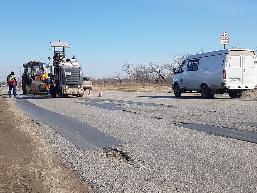 Пока что улицу Неждановой приводят в нормативное состояние, устраняя самые большие ямы. Фото: Екатерина СИМОХИНА