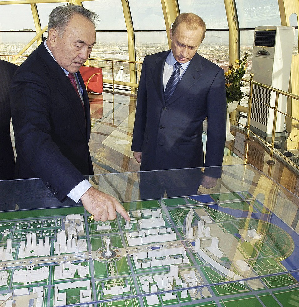 2004 год. Нурсултан Назарбаев и Владимир Путин у макета строящегося административного центра Астаны. Фото ИТАР-ТАСС\ Алексей