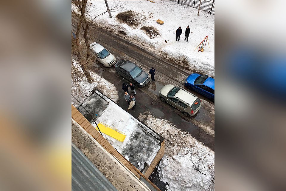 Сторожеву с козырька снимали с помощью носилок Фото: Из личного архива